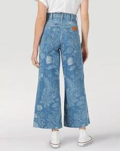 Wrangler NEW Worldwide High Rise Crop - Indigo Flower